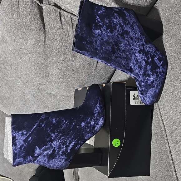 NEW Rebecca Minkoff Bojana Velvet Booties Stack Heel 6.5 Ankle Boots - Picture 3 of 8